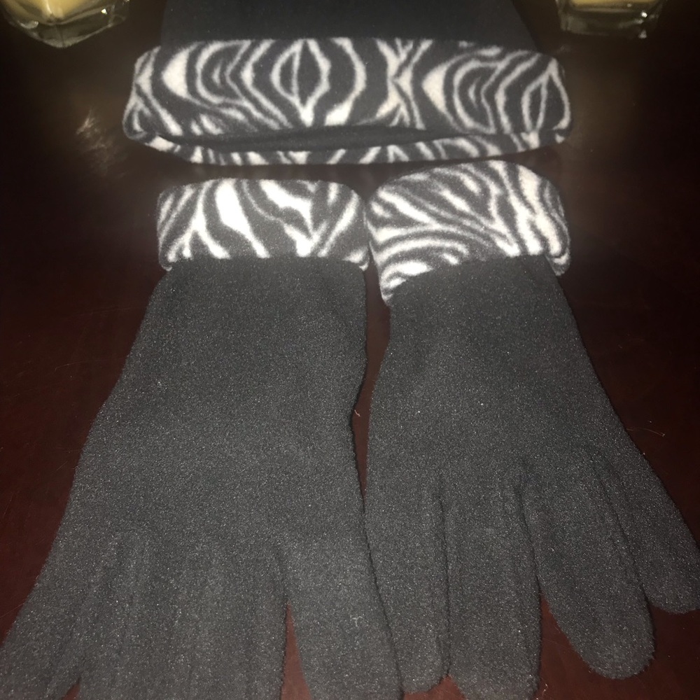 Scarf, Hat & Gloves - Picture 5 of 7